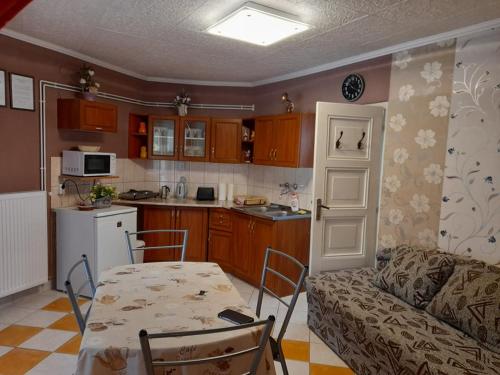 Kuchyňa alebo kuchynka v ubytovaní Gyöngyvirág Apartment