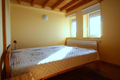 En eller flere senge i et værelse på Alte Gärtnerei App Lavendel