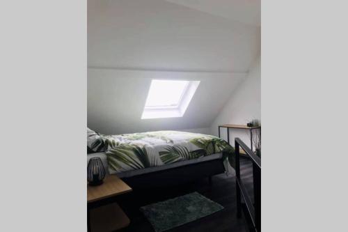 Schlafzimmer mit einem Bett und einem Fenster in der Unterkunft Weekend 18 in Ronse