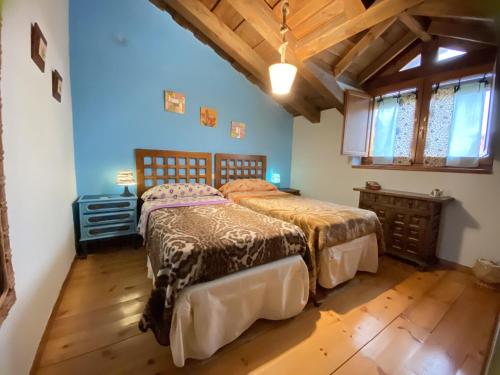 a bedroom with two beds and a wooden floor at pension trescasas in Trescasas