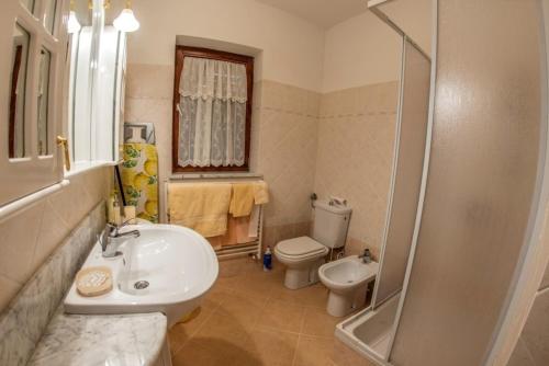 ein Bad mit einem Waschbecken, einem WC und einer Dusche in der Unterkunft Traumurlaub in der Villa MaVeRo Apartment A3 in Strandnähe in Banjole