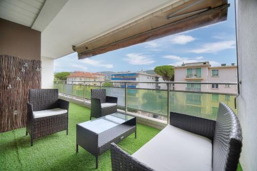 un balcon avec des chaises et une table et une vue dans l'établissement IMMOGROOM - Terrace - Near shops - Parking - Wifi - AC livingroom, à Cannes