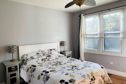 Llit o llits en una habitació de Waterfront 3-bedroom cottage with great view