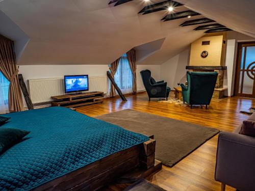 um quarto com uma cama e uma televisão de ecrã plano em Casa Delia em Câmpulung Moldovenesc
