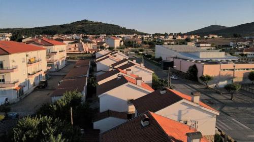 una vista aérea de una pequeña ciudad con casas en Casa de Katiolo, en Figueira de Castelo Rodrigo