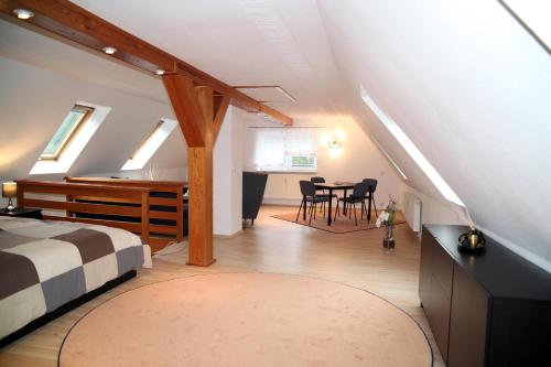 1 dormitorio con 1 cama y 1 mesa con sillas en FeWo KLAUS - nahe Sachsenring - auch Monteure willkommen, en Oberlungwitz