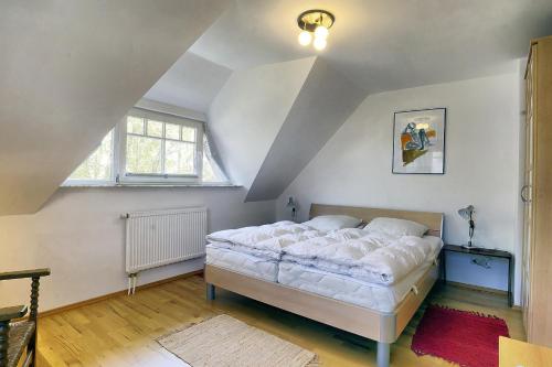 a bedroom with a large bed in a attic at Cubes Insel in Zingst