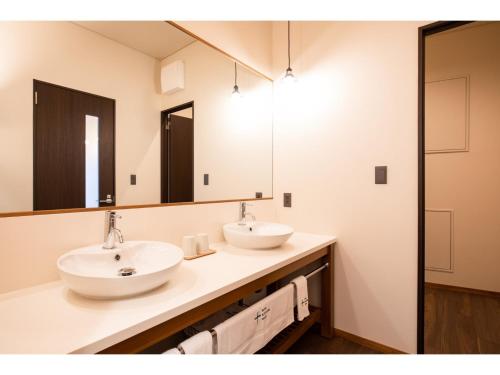 軽井沢町にあるHOTEL KARUIZAWA CROSS - Vacation STAY 56422vの洗面台が2つと鏡があるバスルーム