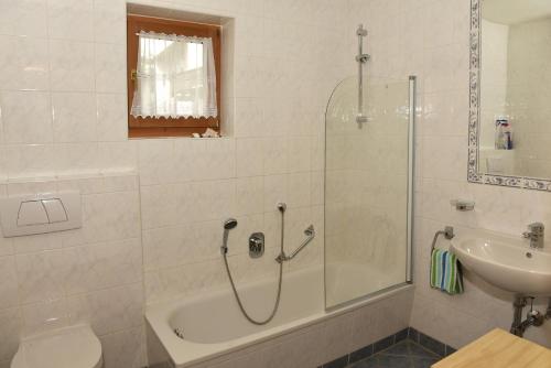 Haus Savoy - Appartement 1 في كتسبويل: حمام مع دش ومرحاض ومغسلة