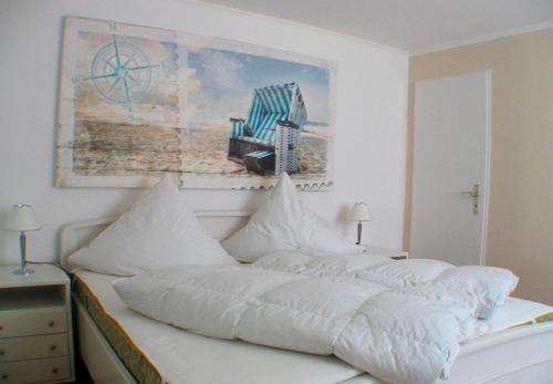 グレーミッツにあるSeepark - Steuerbordの白いベッド(上に白い枕付)