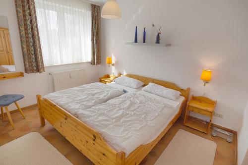 um quarto com uma cama grande num quarto em Strandlust - Whg 14 em Zingst