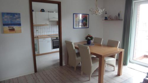 a kitchen and dining room with a table and chairs at Hafenblick in Ueckermünde