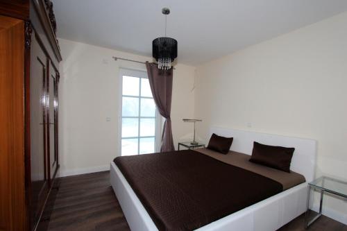 um quarto com uma cama grande e uma janela em Herrmannshof Haby App 3 Kiek ut em Haby