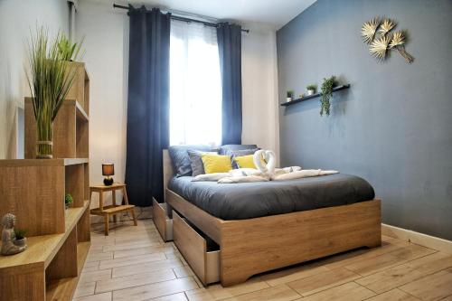 een slaapkamer met een bed en een groot raam bij Studio Design Plage des Catalans in Marseille