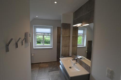 a bathroom with a sink and a mirror at Stadthaus 1, inkl 1 Parkplatz in Burg auf Fehmarn