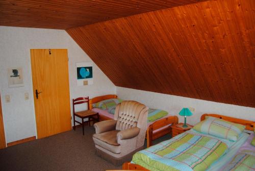 GoosefeldにあるAlte Schmiede App 3のベッドルーム1室(ベッド2台、椅子、デスク付)
