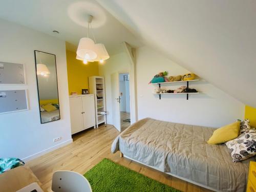 1 dormitorio pequeño con 1 cama y cocina en Biały Dom nad jeziorem Rajgrodzkim, en Krzywe