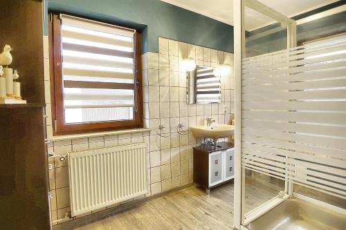 ツィングストにあるFibian, Hankaのバスルーム(洗面台、トイレ付)、窓が備わります。