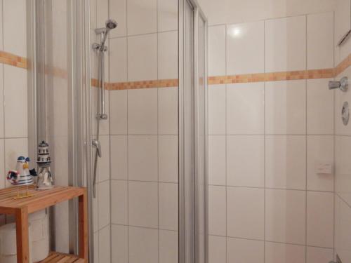プレローにあるGästehaus Whg 11の白いタイル張りのバスルーム(シャワー付)