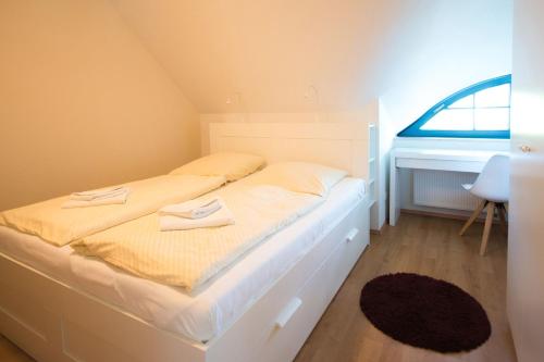 Ένα ή περισσότερα κρεβάτια σε δωμάτιο στο Ostseebrise Reetdach 1