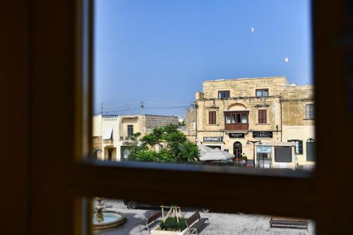 una ventana con vistas a la ciudad en Xeuchia Accommodation, en Xewkija