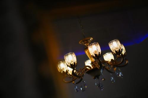 a gold chandelier hanging from a ceiling at Xeuchia Accommodation in Xewkija