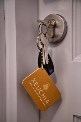 a key chain attached to a door with a kerala tag at Xeuchia Accommodation in Xewkija