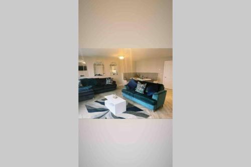 - un salon avec deux canapés et une table dans l'établissement Luxurious Beach Front Apartment in Portrush, à Portrush