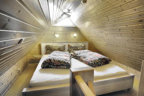 two beds in a tiny house with a ceiling at Seerengeti in Zingst