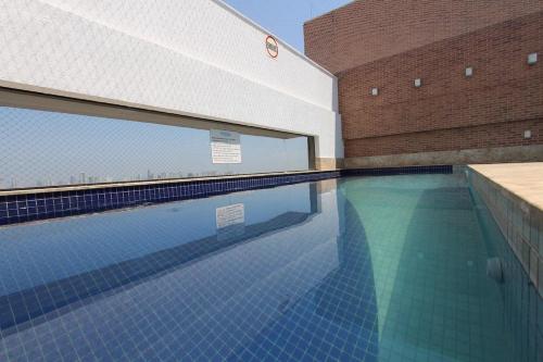 uma piscina em frente a um prédio em Flat Essenciale Style 1506 em Goiânia