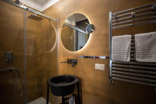 a bathroom with a toilet and a mirror at L'élégant BOUTIQUE ROOMS NAPLES in Naples