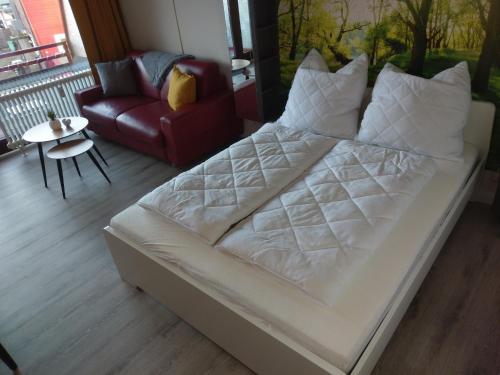 ハーネンクレー・ボックスヴィーゼにあるBerg Harmonie Haus 4 Jahreszeitenのベッド(白いシーツ、枕付)