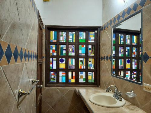 baño con lavabo y vidriera en Casa Constantino en Rivera