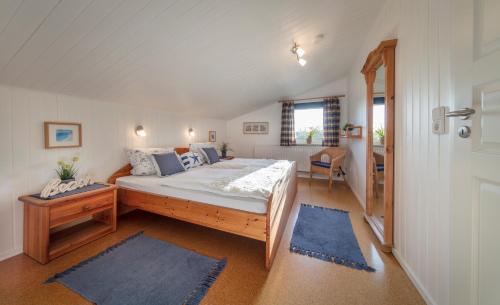 ein Schlafzimmer mit einem großen Bett in einem Zimmer in der Unterkunft Backhaus West in Bisdorf