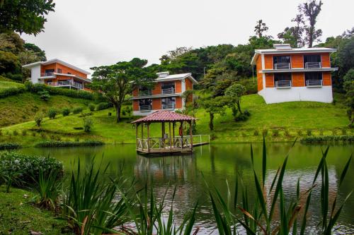 モンテベルデ・コスタリカにあるBurbi Lake Lodge Monteverdeのギャラリーの写真