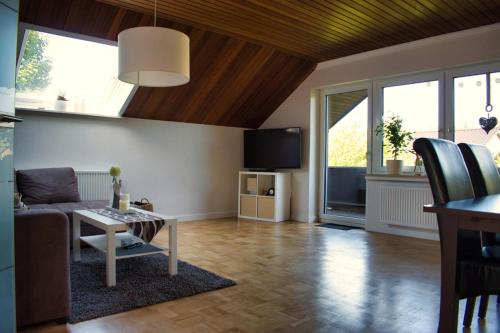 sala de estar con sofá y mesa en Ferienwohnung Waldmeister en Meppen