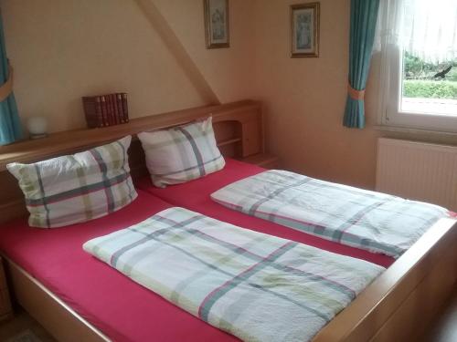 um quarto com 2 camas e uma janela em Komfort 4 Sterne Wohnung " Flut " für 4 Erw Kleinkind in Ostfriesland em Utarp
