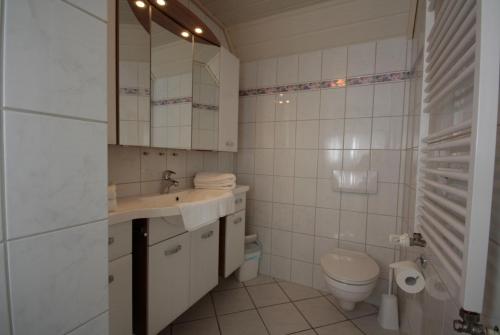 ヴァンガーオーゲにあるOsterdüne 68の白いバスルーム(洗面台、トイレ付)