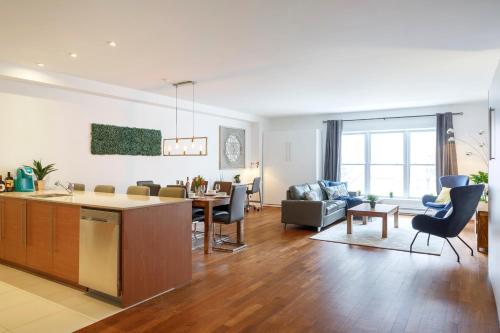 an open living room with a kitchen and a living room at Suite Mont-Royal by MTLVacationRentals in Montréal
