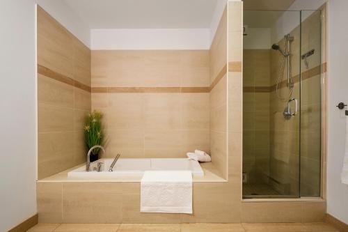 a bathroom with a bath tub and a shower at Suite Mont-Royal by MTLVacationRentals in Montréal