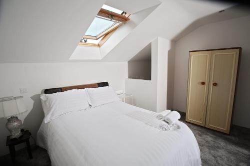 Un pat sau paturi într-o cameră la Lough Meela Lodge
