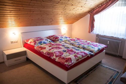 Ένα ή περισσότερα κρεβάτια σε δωμάτιο στο 4-Sterne Wohnung im Dachgeschoss