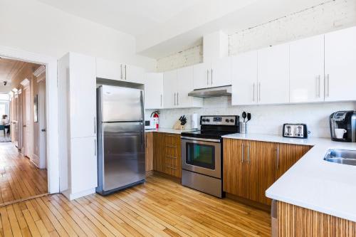 Cucina o angolo cottura di MTLVacationRentals -The Chic Laurier