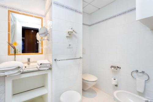 プエルト・デ・ラ・クルスにあるStudio 1509 im Precise Resort Tenerifeの白いバスルーム(トイレ、シンク付)