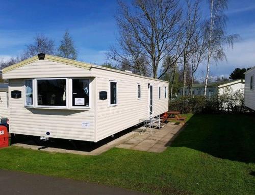 a white trailer parked in a yard with a picnic table at Setons Getaway in Port Seton