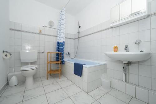 y baño con aseo, lavabo y bañera. en Villa Christiana - Stranddistel en Graal-Müritz