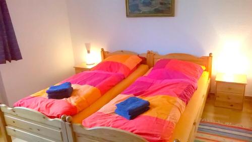 a bedroom with two beds with colorful sheets at Finke-Ferienhaus - EG in Grömitz