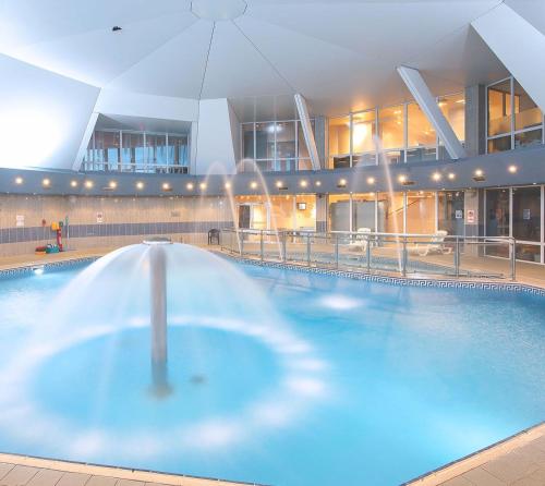 - une grande piscine dans un grand bâtiment dans l'établissement The Nineteenth, Oakridge St Mellion, Free Golf/SPA, à St Mellion