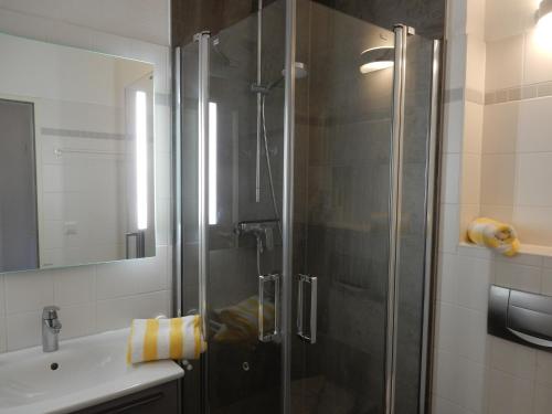 プレローにあるResi P2のバスルーム(ガラス張りのシャワー、シンク付)
