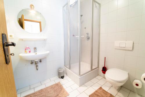a bathroom with a shower and a toilet and a sink at Gästezimmer 4 im Landgasthaus Lindenhof in Fresenburg